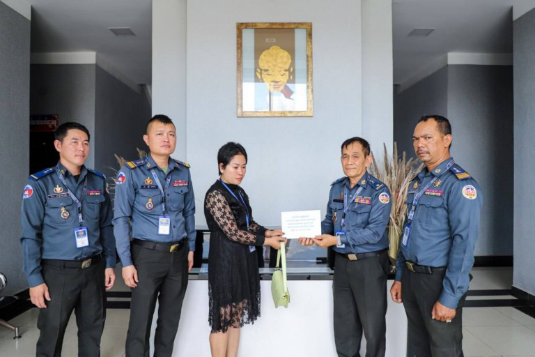 ថវិកា​ចំនួន ៥​លាន​រៀល របស់​លោកនាយ​ឧត្តមសេនីយ៍ សៅ សុខា ត្រូវបាន​ប្រគល់ជូន គ្រួសារ​សព អតីតមន្ត្រី អាវុធហត្ថ​រាជធានី​ភ្នំពេញ​!