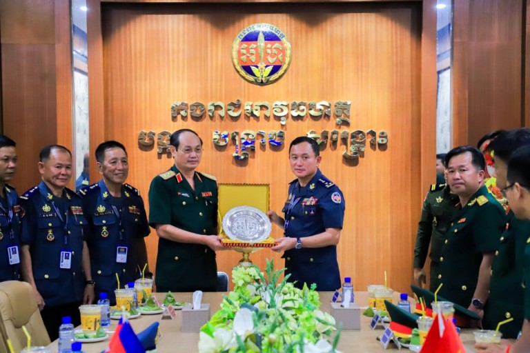 គណៈប្រតិភូ​យោធា​ទីក្រុង​ហូជីមិញ នៃ​កងទ័ព​ប្រជាជន​វៀតណាម ចូល​ជួប​សំណេះសំណាល សួរសុខទុក្ខ​និង​ជូនពរ អាវុធហត្ថ​រាជធានី​ភ្នំពេញ​ក្នុង​ឱកាស​បុណ្យចូលឆ្នាំថ្មី​ប្រពៃណី​ជាតិខ្មែរ​! 