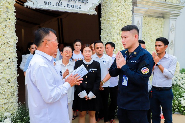 លោក​វរសេនីយ៍ឯក សៀ ទីន បាន​ដឹកនាំ​ក្រុមការងារ អាវុធហត្ថ​រាជធានី​ភ្នំពេញ ចូលរួម​រំលែក​ទុក្ខ​ដ៏​ក្រៀមក្រំ ដល់​គ្រួសារ​សព លោក ឈួ​រ ឈុន​ហួរ ស្វាមី​ម្ចាស់​ប្រេន Lakamo!