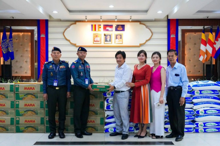 អាវុធហត្ថ​រាជធានី​ភ្នំពេញ សម្តែង​នូវ​ការ​ថ្លែងអំណរគុណ​ចំពោះ លោក កាំ​ង សៅរ៍​សិរី និង លោកស្រី ឃុយ ស្រីមុំ​  រួមជាមួយ លោក លឹម ប៊ុន​ហុក និង លោកស្រី ឃូ សុខ​ហ័ង !