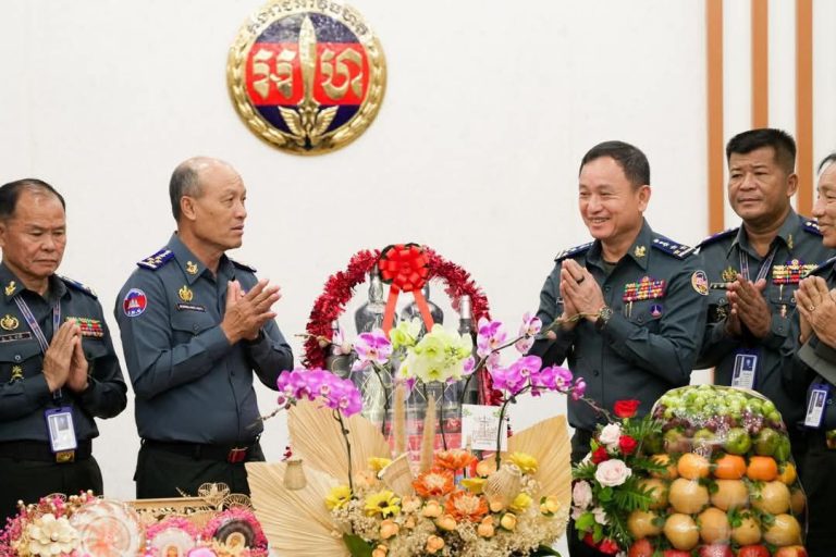 ឧត្តមសេនីយ៍ឯក រ័ត្ន ស្រ៊ាង ដឹកនាំ​មន្ត្រី​ក្រោម​ឱវាទ រួមមាន មេបញ្ជាការរង អាវុធហត្ថ​រាជធានី ព្រមទាំង  ​មេបញ្ជាការ​មូលដ្ឋាន អាវុធហត្ថ​ខណ្ឌ​ទាំង​១៤ តំណាងឲ្យ​អាវុធហត្ថ​រាជធានី​ភ្នំពេញ​ទាំងមូល ចូល​សូម​គោរព​ជូន​ពរ   ឯកឧត្តម នាយ​ឧត្តមសេនីយ៍ សៅ សុខា​